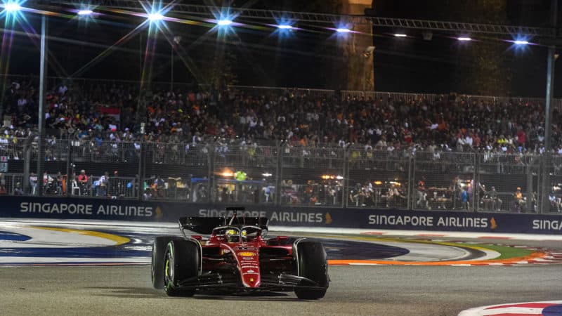 Ferrari de Charles Leclerc en el Gran Premio de Singapur 2022