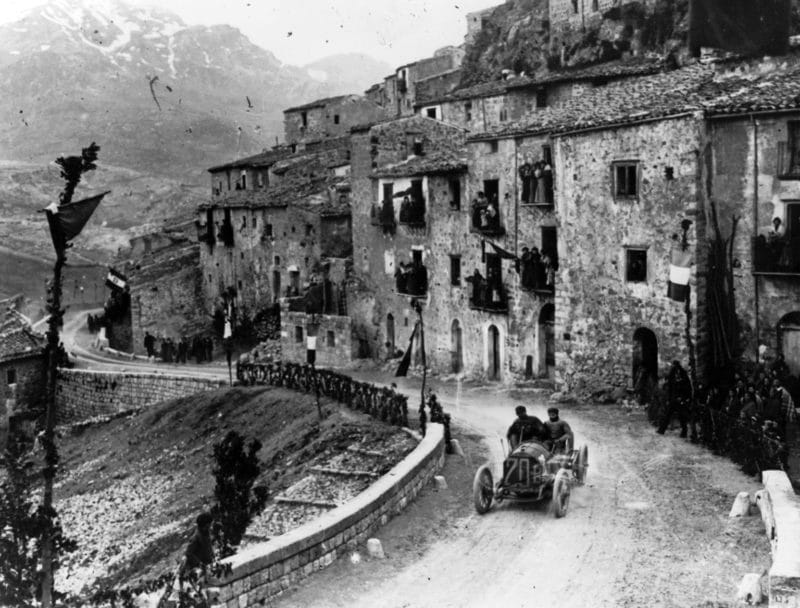 Action from the 1907 edition, with Felice Nazzaro in his Fiat