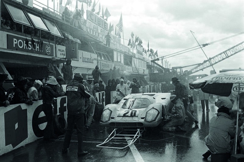 Porsche-917-in-the-pits-during-rain-at-Le-Mans-1970