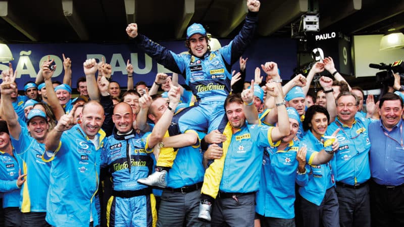 Renault-F1-driver-celebrates-winning-the-2005-F1-championship