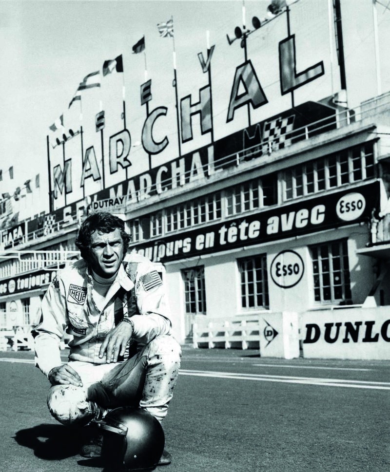 Steve-McQueen-kneels-on-circuit-during-filming-of-Le-Mans