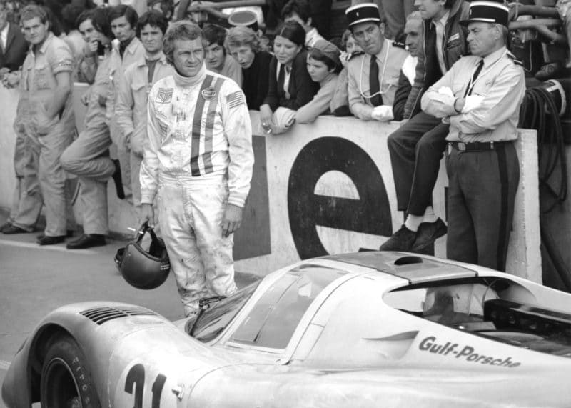 Steve-McQueen-next-to-Porsche-917-in-Le-Mans