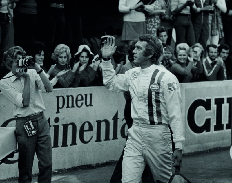 Steve-McQueen-waves-to-the-crowd-in-a-scene-from-Le-Mans-film