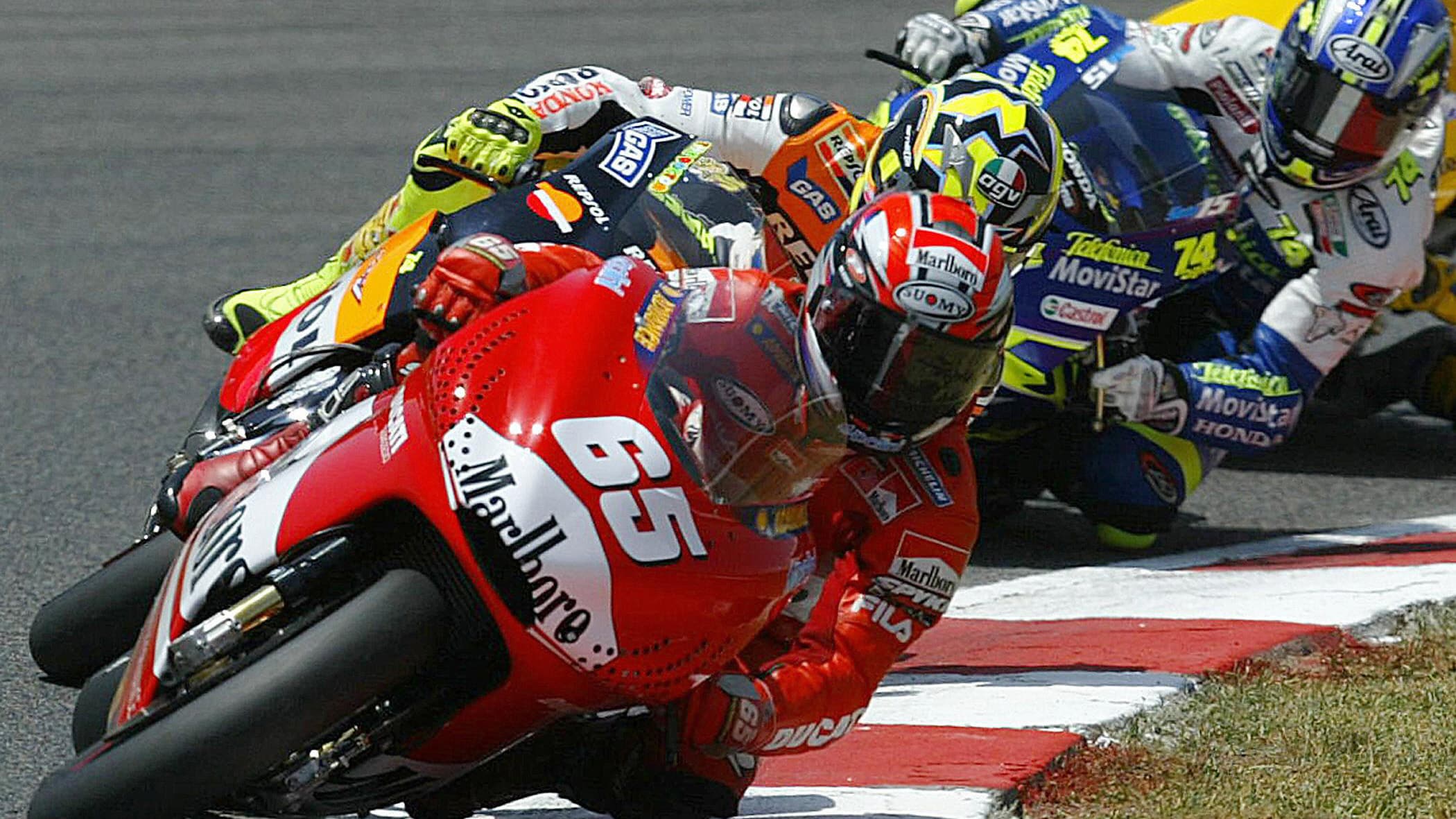 Capirossi-pimpinan-Rossi-in-2003-Barcelona-MotoGP-ronde