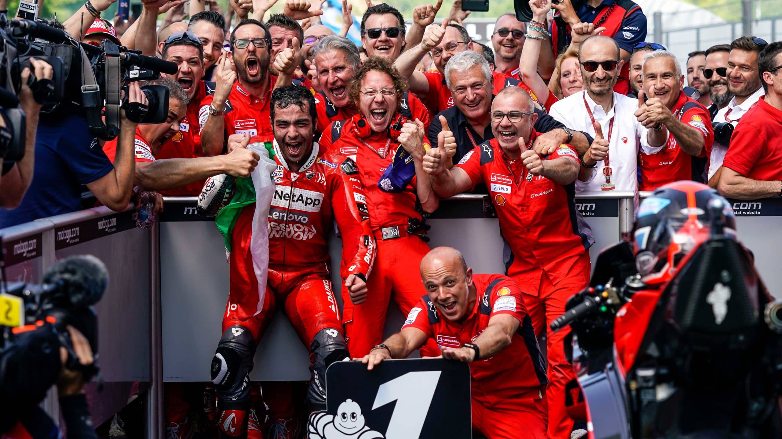 Danilo Petrucci bersama kru Ducati usai menjuarai MotoGP Mugello 2019