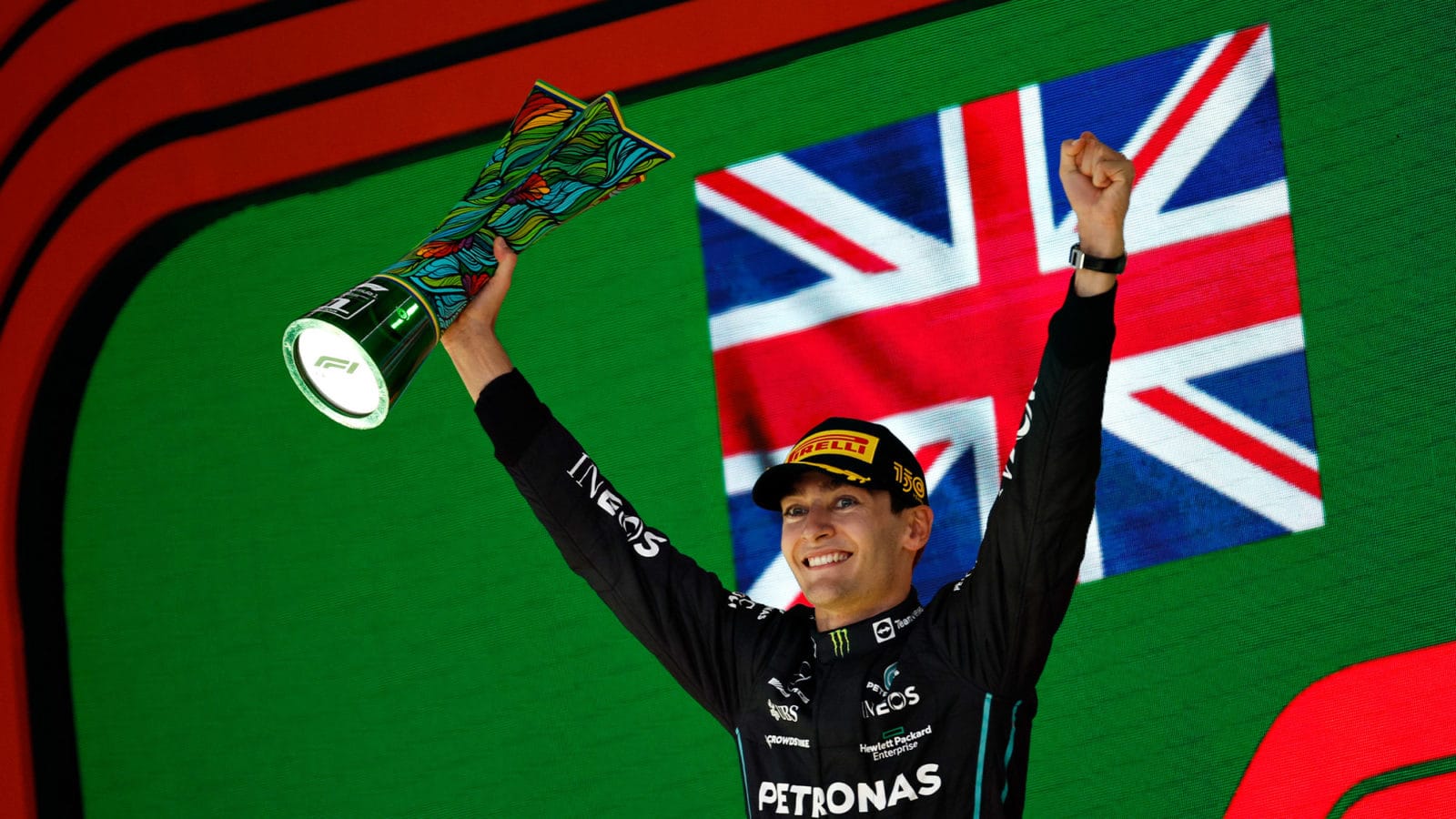 George Russell Levantando el Premio del Ganador del Gran Premio de Brasil, Interlagos 2022 Fórmula 1