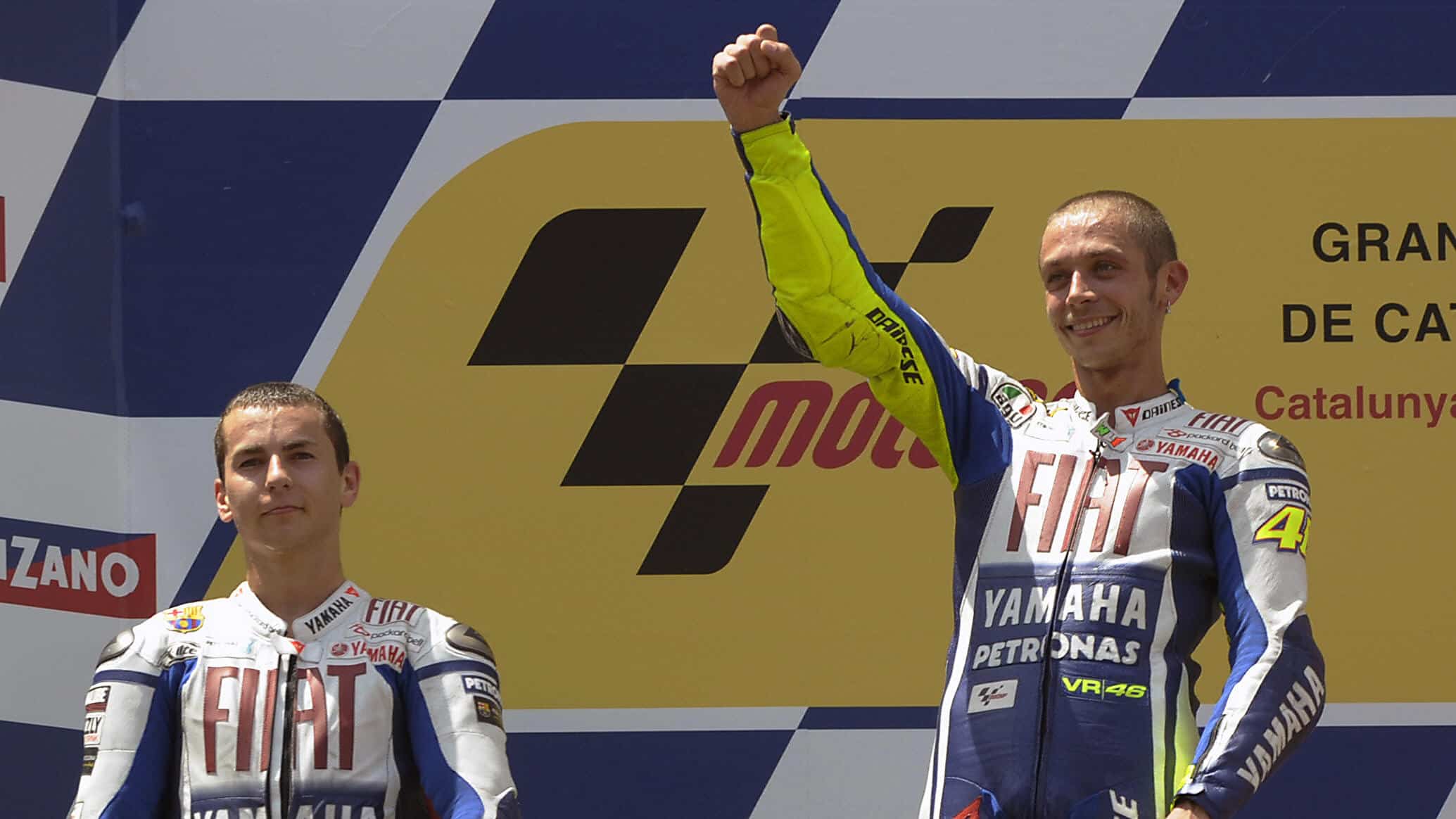 Valentino-Rossi-merayakan-2009-Barcelona-MotoGP-menang-di-podium-bersama-Jorge-Lorenzo