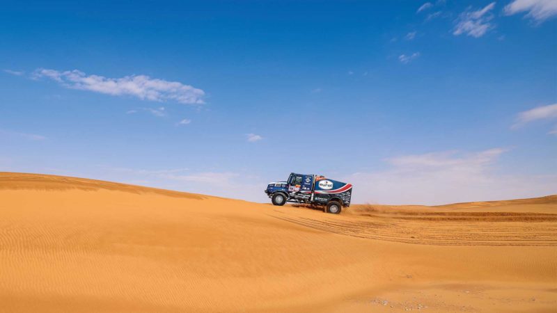 Team de Rooy’s Iveco No506 truck on the dunes