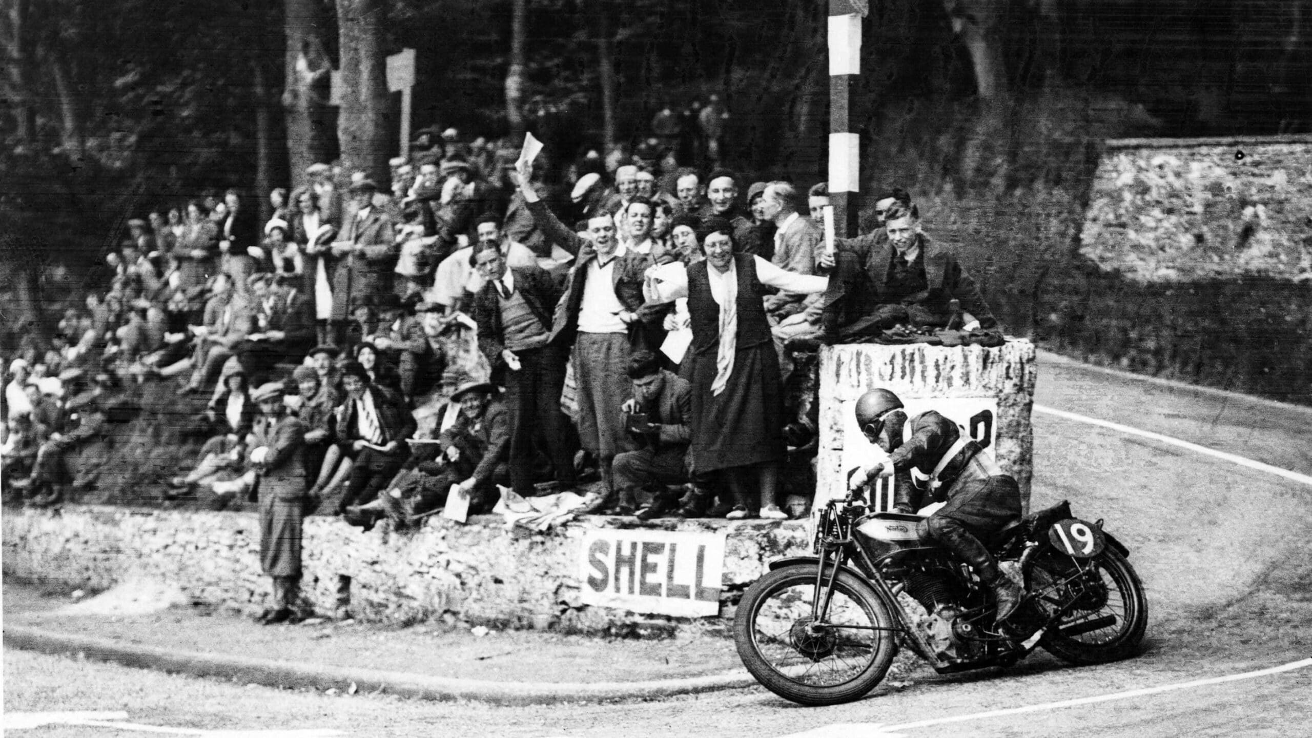 Fans cheer for Stanley Woods on the hairpin at Governor's Bridge