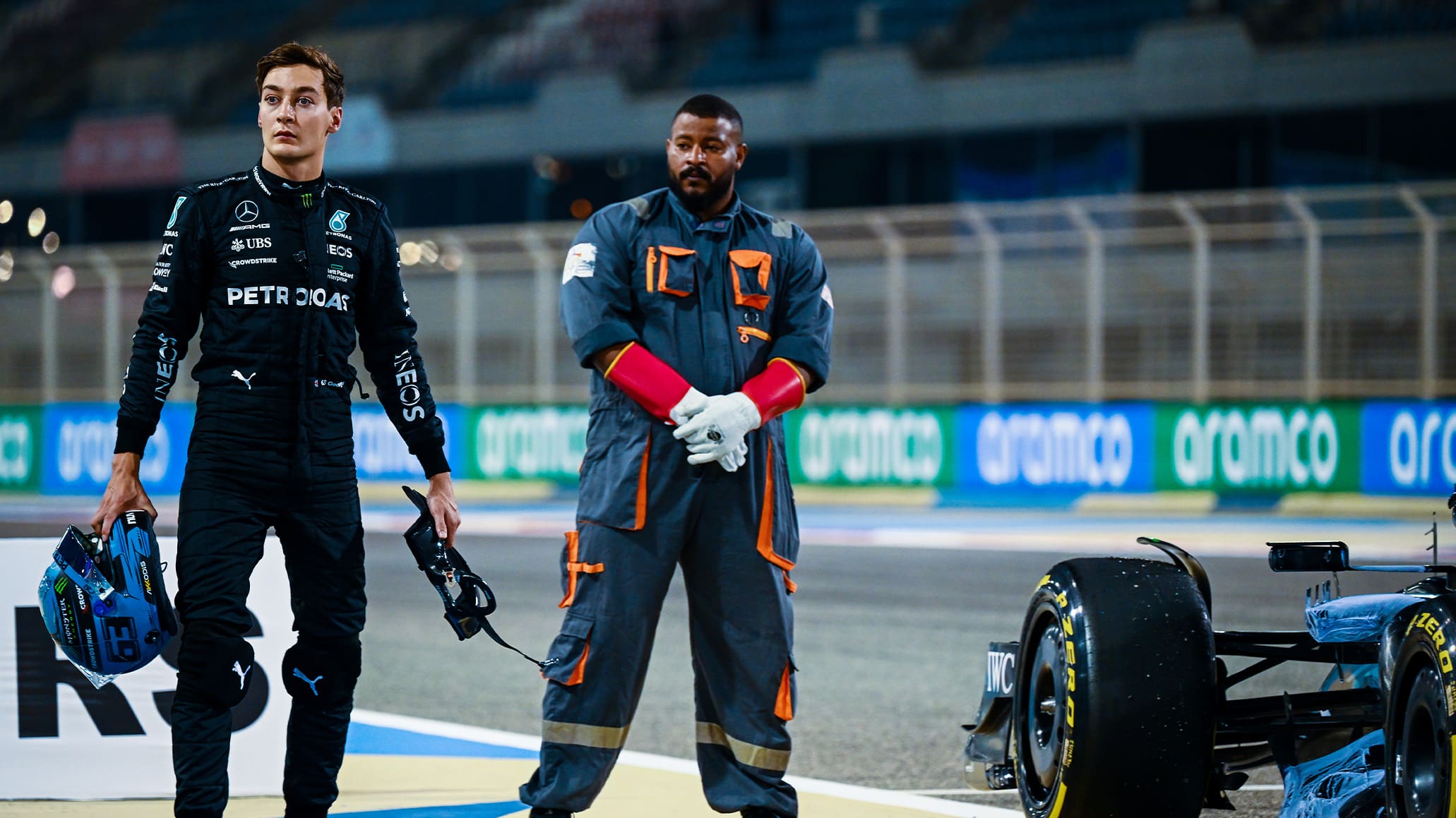 George-Russell-stands-next-to-broken-down-Mercedes-F1-car-at-2023-Bahrain-testing