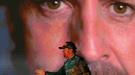 The key Aston Martin F1 pitwall move that gets you to read this article – Up/down in Bahrain