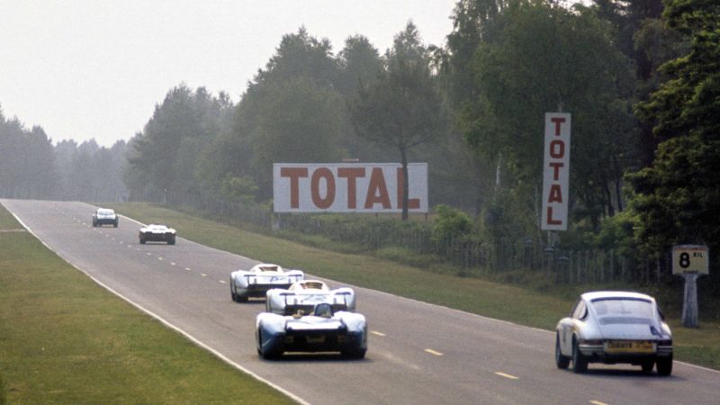 6 cars race down the Mulsanne straight