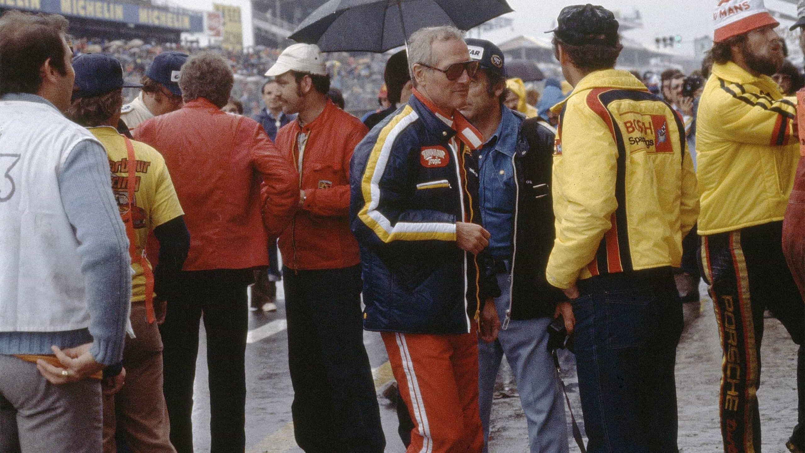 Paul Newman chats with pit crew