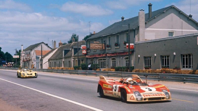 Porsche 908 speeds past the Hotel