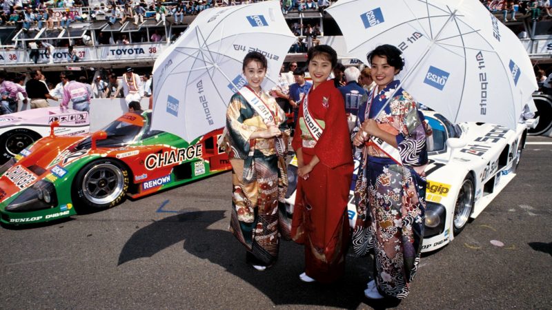 3 Japanese Geisha start on the grid