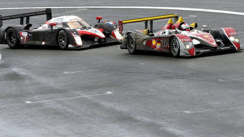 Capello’s R10 TDI leads Jacques Villeneuve in the Puegeot 908