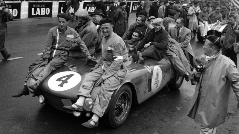 Ferrari’s mechanics on the 375 Plus of José Froilán González and Maurice Trintignant down the pits