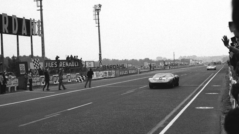 Ickx:Oliver Ford beats the Porsche 908 of Hans Herrmann:Gérard Larrousse