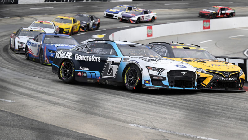 Cars go wheel to wheel at 2022 Nascar Cup Series event at Martinsville Speedway