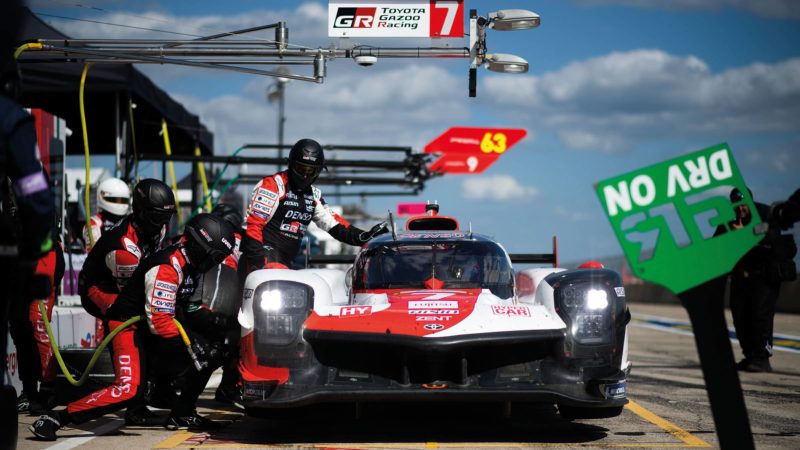 Toyota team pitstop tire change