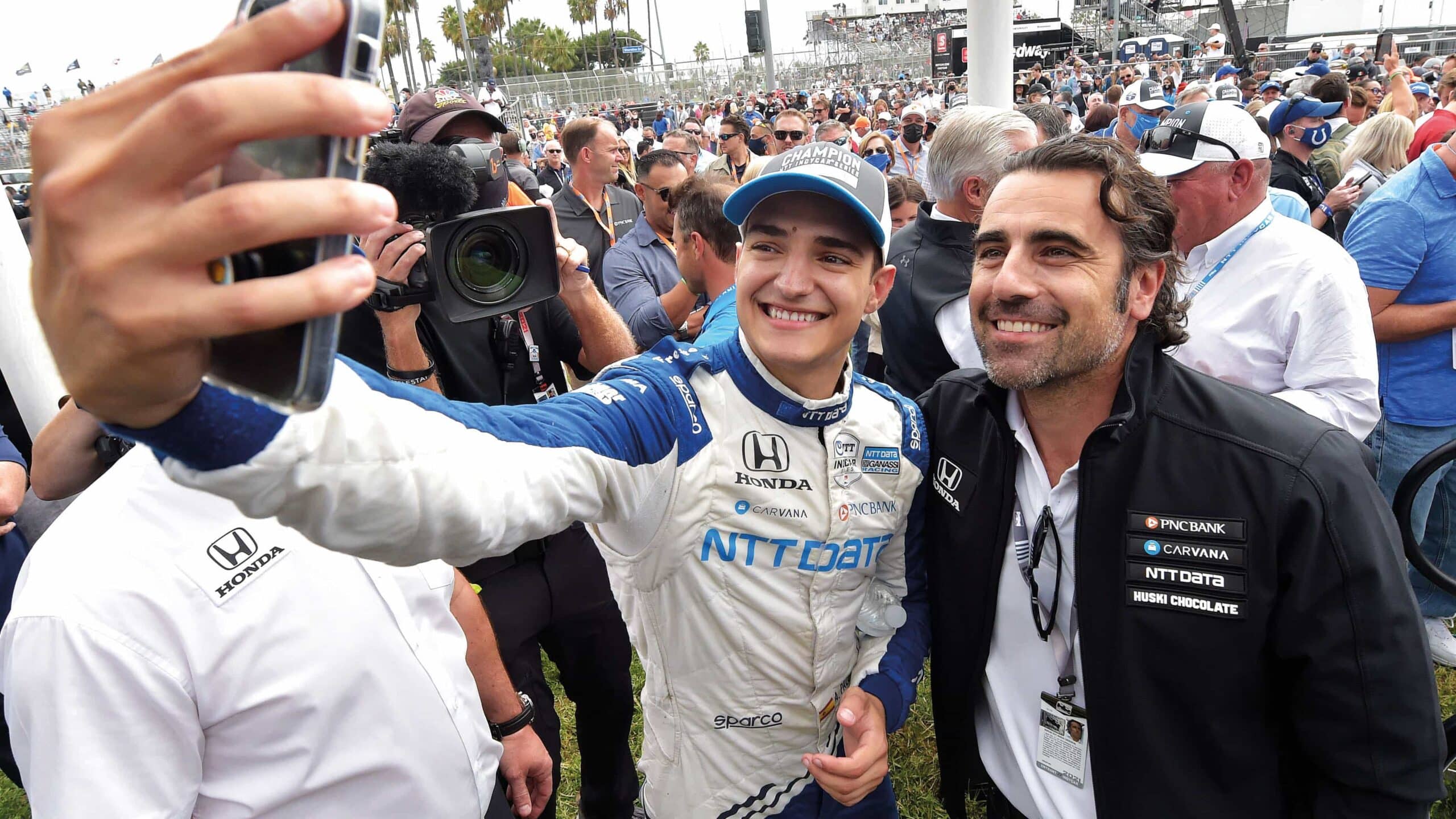 Alex Palour and Franchitti take a selfire
