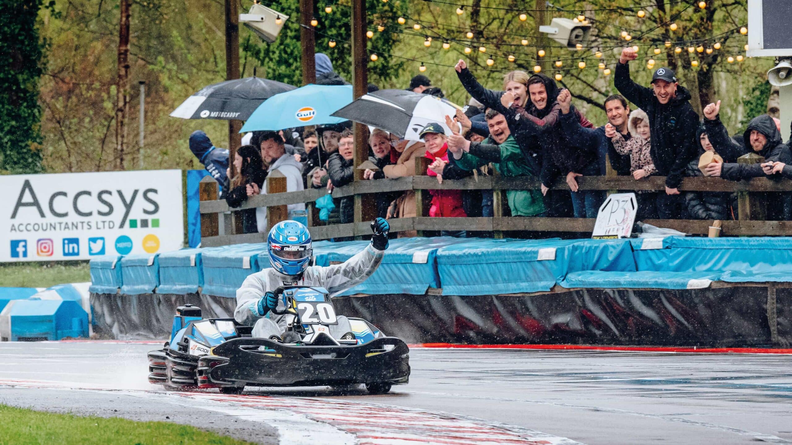 Crowd salute Deneros kart