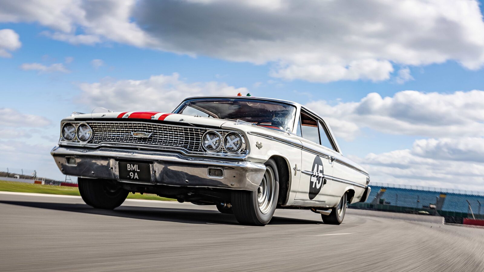 Ford GALAXIE 45 on the track