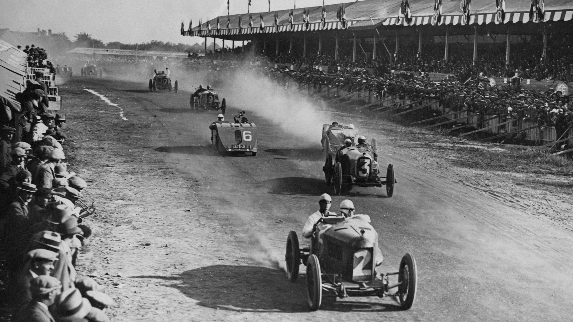 Kenelm Lee Guinness ahead of Rolland-Pillain and Bugatti Type 32 Tank in 1923 French Grand Prix