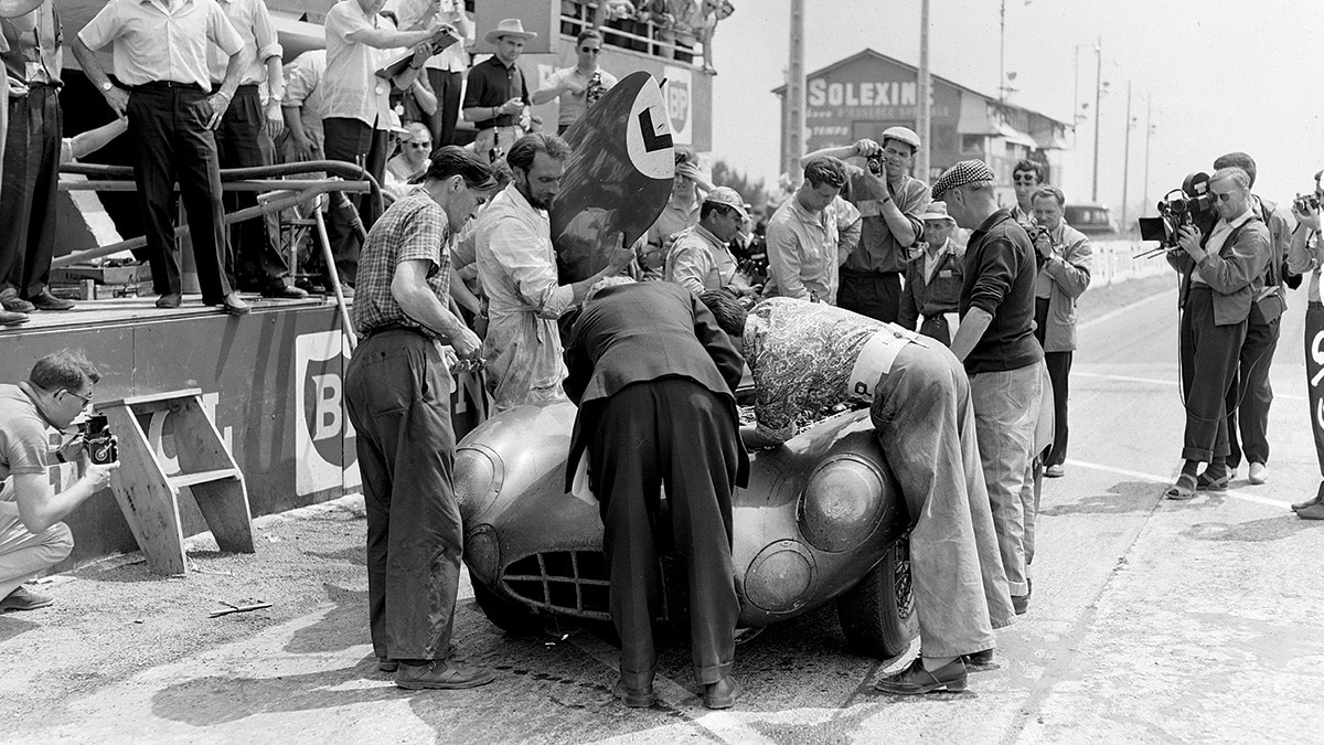 Pit stop at the 1959 24 Hours of Le Mans