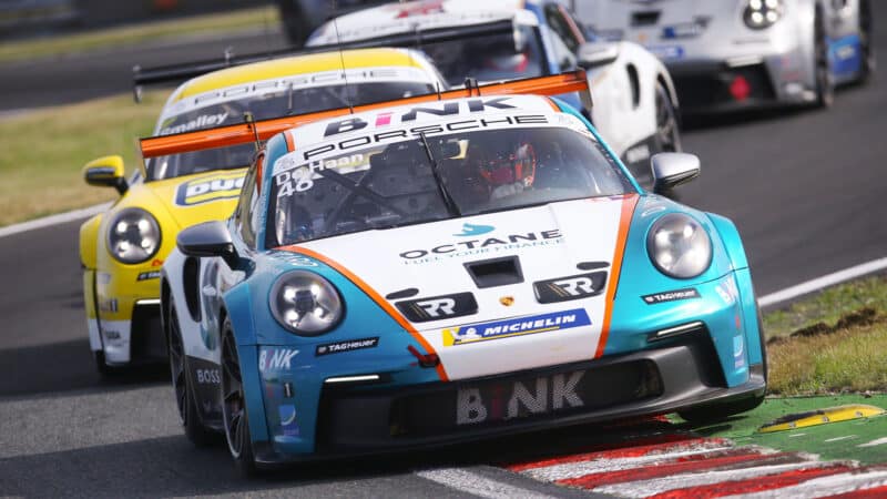 Robert de Haan mène une rangée de voitures lors de la manche de la Porsche Supercup Oulton Park 2023