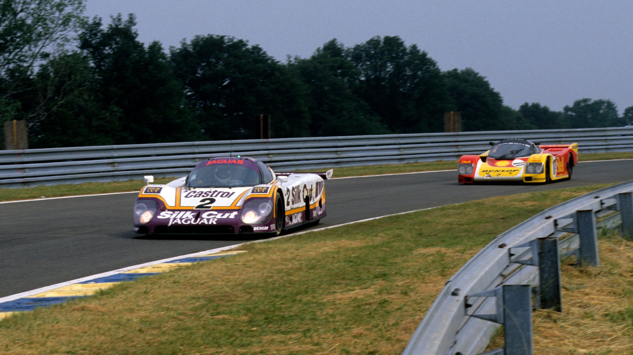 Jaguar XJR-9 ahead of Porsche at 1988 Le Mans 24 Hours