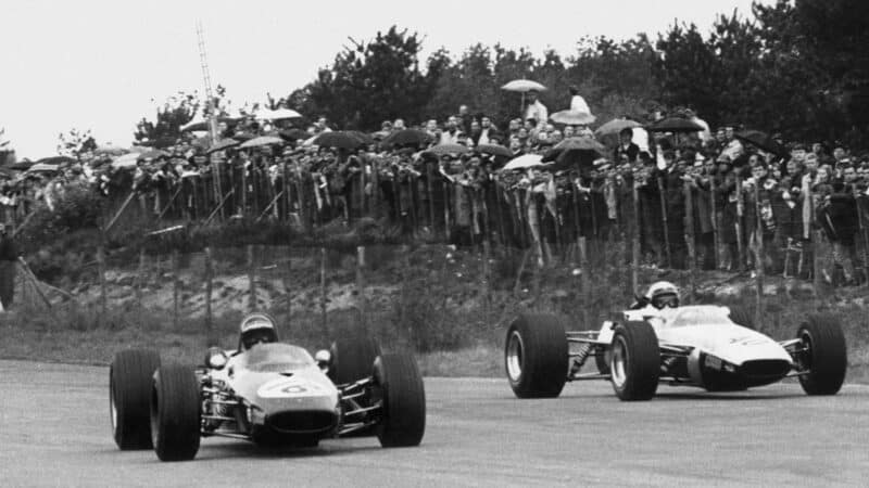 Jochen Rindt supera a Graeme Lawrence en Zolder en 1968
