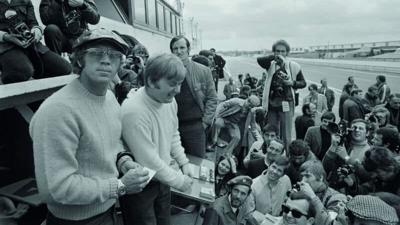 Photographers-crowd-around-Steve-McQueen-at-Le-Mans