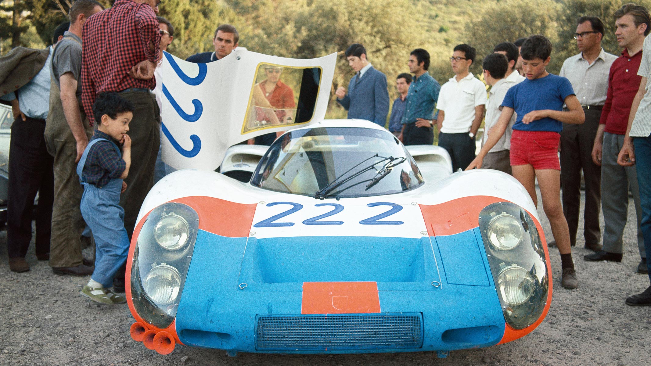 Sicilians take a look at the Porsche 907