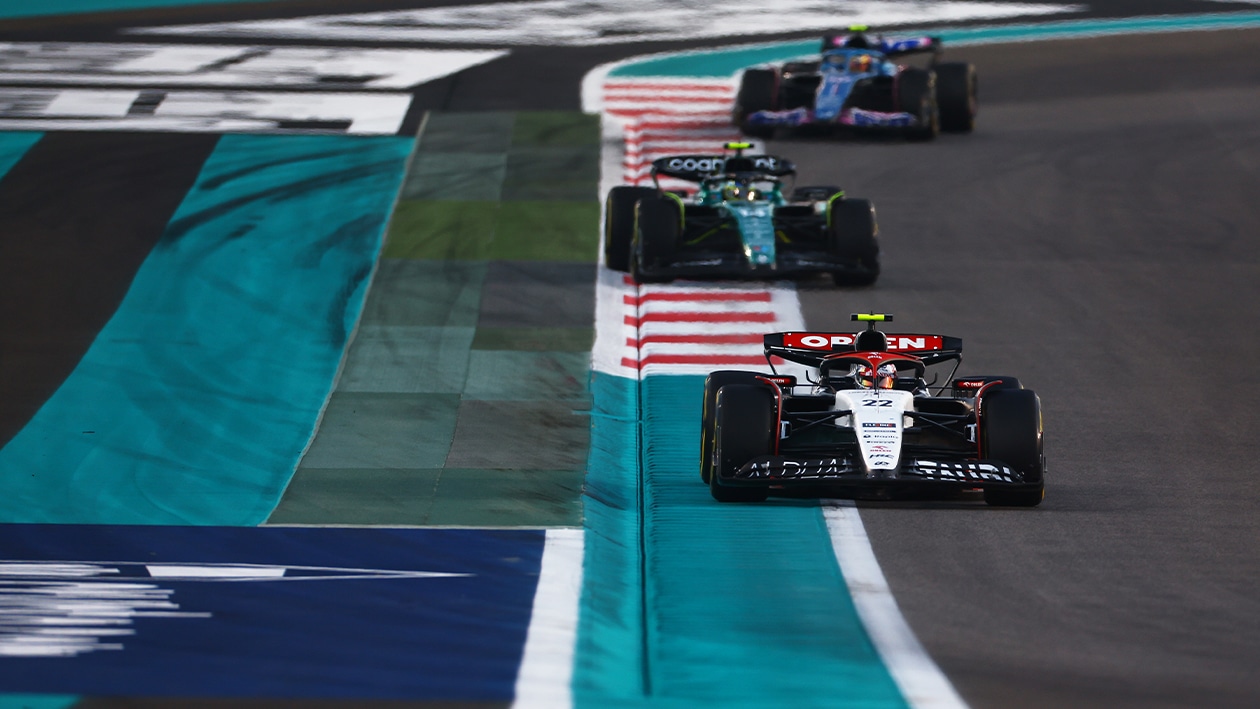 Yuki Tsunoda ahead of Fernando Alonso in the 2023 F1 Abu Dhabi GP