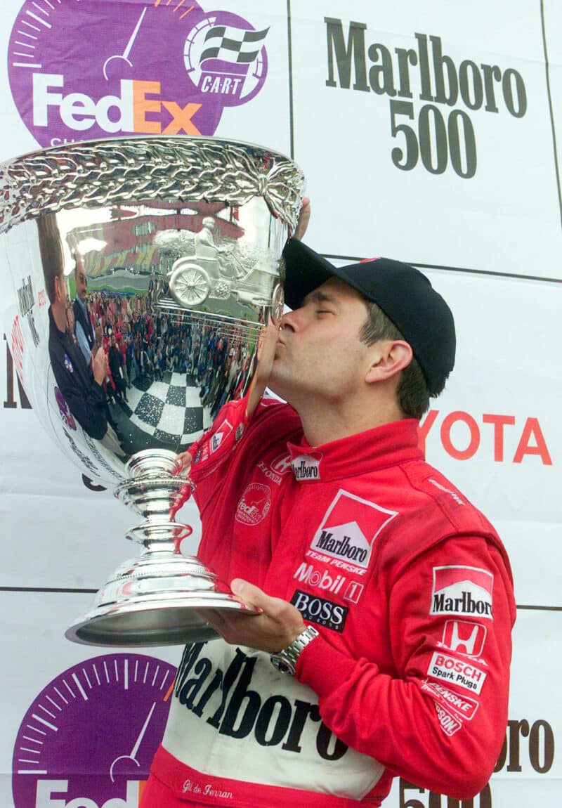 Gil-de-ferran-kisses-2000-CART-championship-trophy