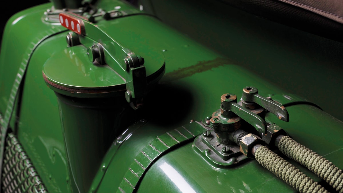 Quick-release filler to fuel tank