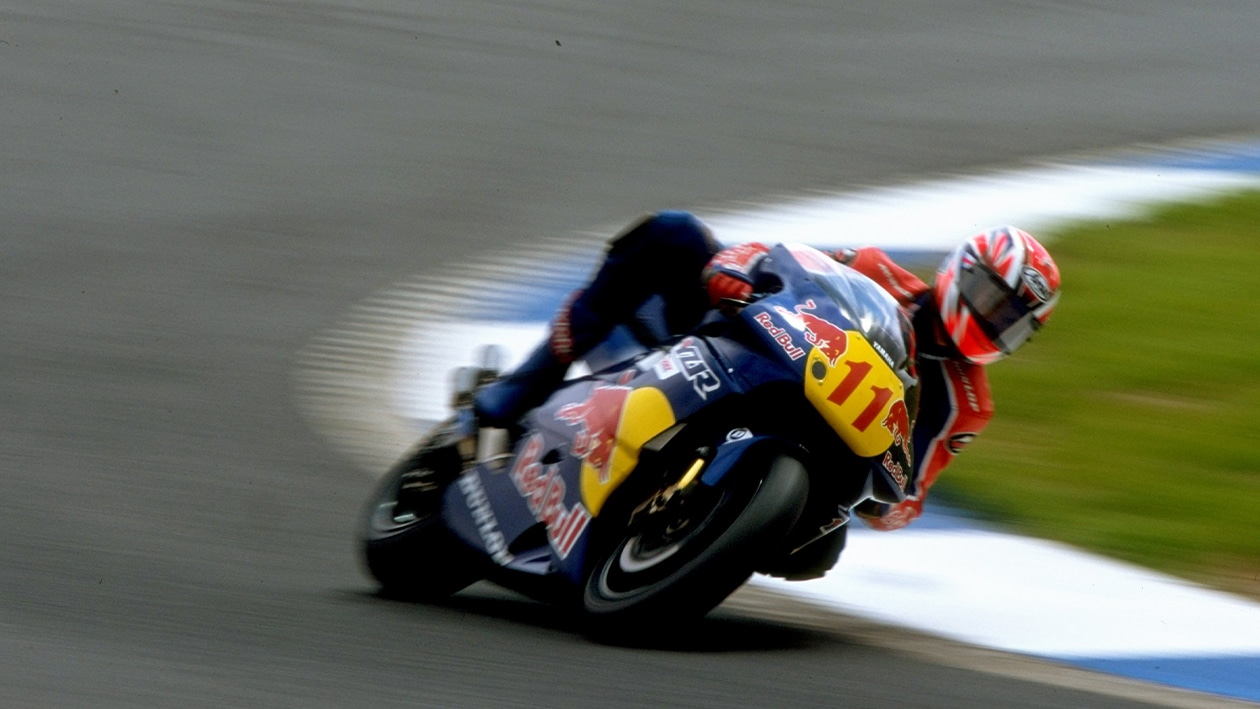 Simon Crafar on his way to 500cc vicroty at 1998 British MotoGP Grand PRix at Donington Park