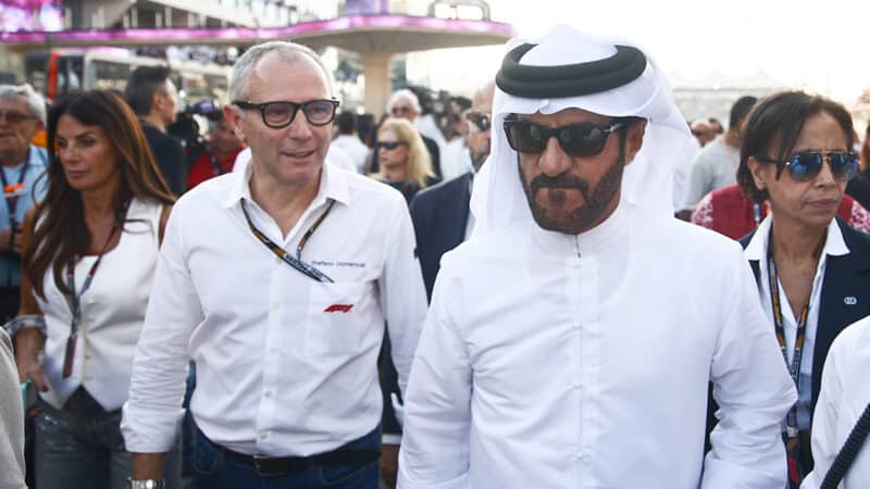Stefano Domenicali et Mohammed Bin Sulayem sur la grille du Grand Prix d'Abu Dhabi 2023
