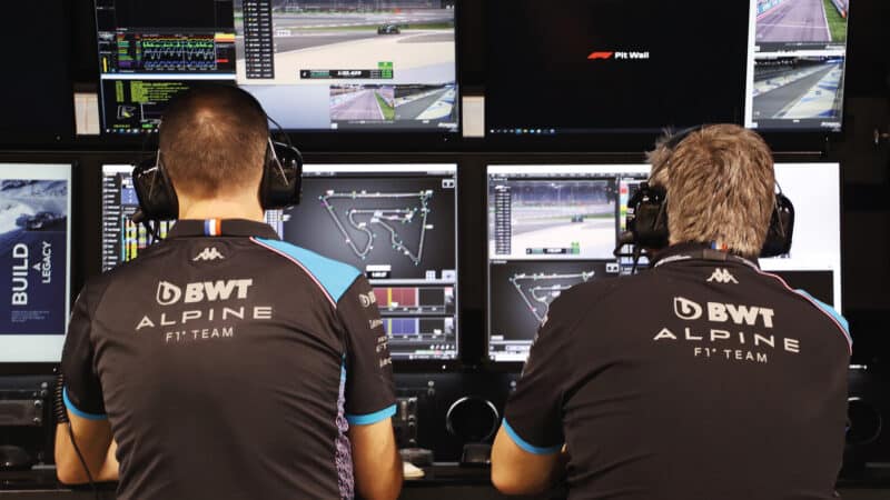 Szafnauer, right, with Alpine sporting director Alan Permane at F1 testing in Bahrain