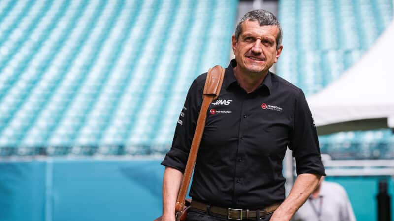 Guenther Steiner with bag at the 2023 Miami Grand Prix