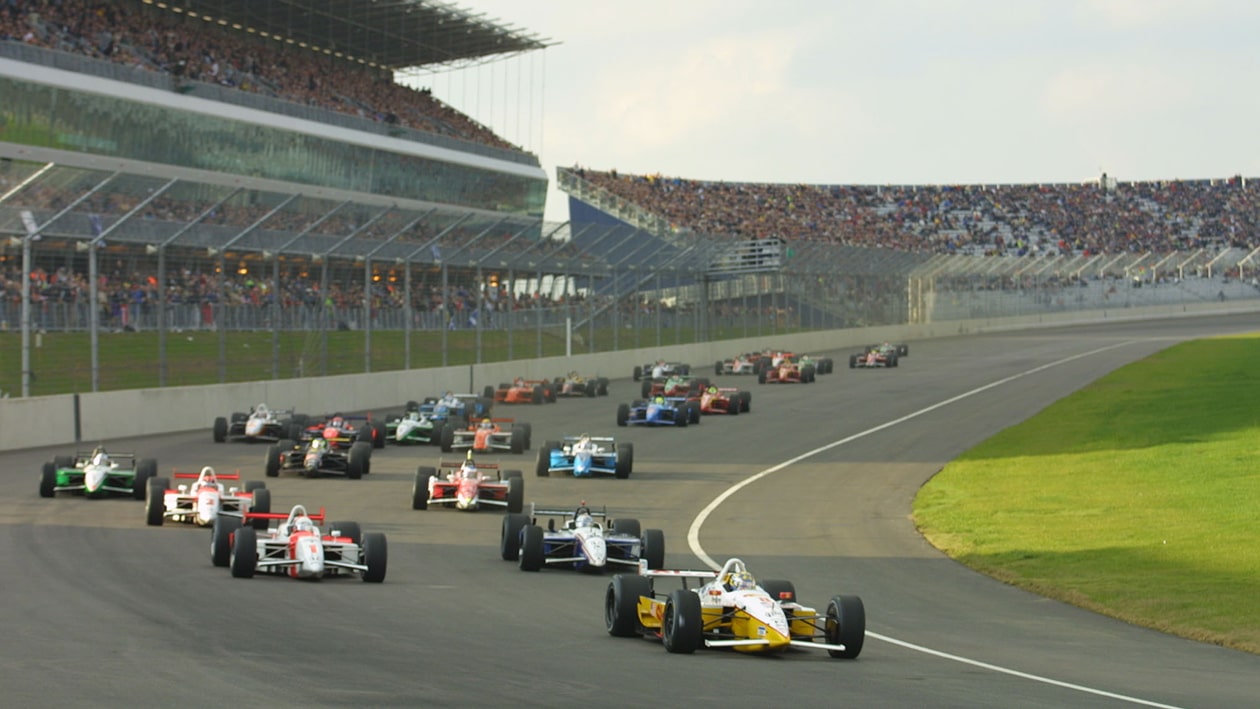 Kenny Brack leads at the start of 2001 Rockingham CART race