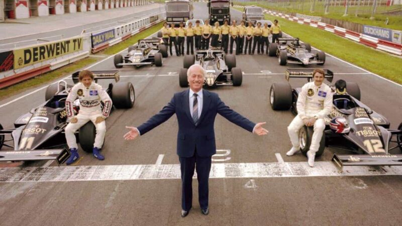 Colin-Chapman-Team-Lotus-with-Elio-de-Angelis-and-Nigel-Mansell.-Credit_Classic-Team-Lotus