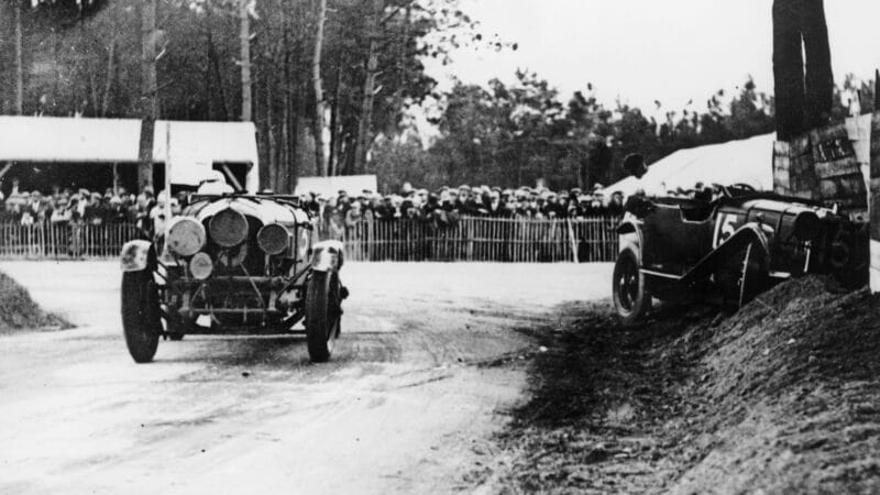 action in 1928 as the 4½ Litre of Birkin/Jean Chassagne passes a crashed rival