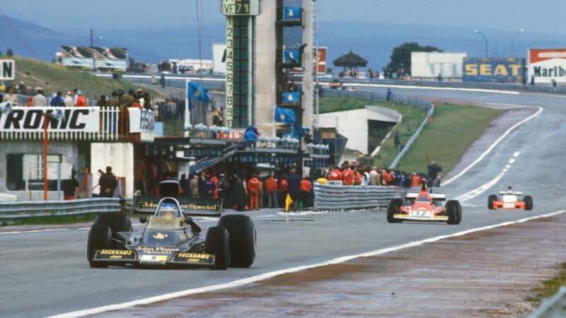 Ronnie Peterson leads Niki Lauda in 1974 Spanish Grand Prix
