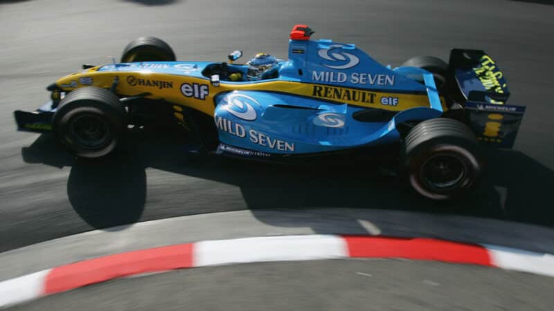 Renault of Jarno Trulli in qualifying for the 2004 F1 Monaco Grand Prix