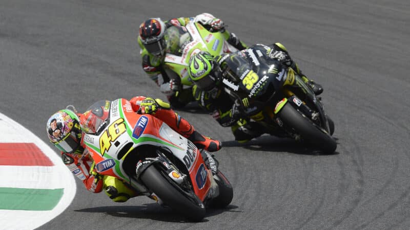 Valentino Rossi leads Cal Crutchlow and Hecotr Barbera in 1000cc MotoGP race