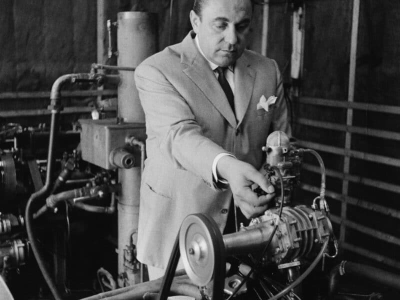 Carlo Abarth (1908 - 1979), di origine austriaca e italiana, nella sua fabbrica nel 1956. Era un uomo difficile da accontentare, ma lasciò un ricordo indelebile