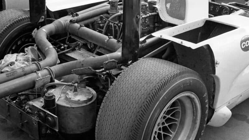 Mounting the 2E’s wing struts to the rear suspension uprights meant that the downforce generated was going directly to the wheels, not to the body