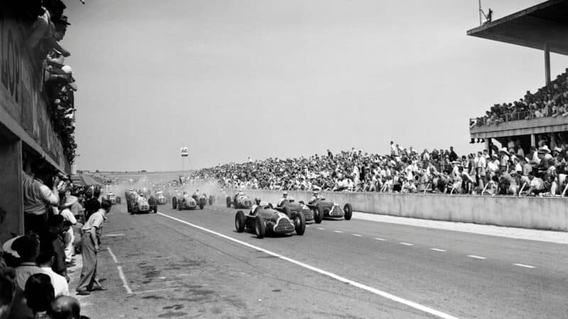 The start of the French Grand Prix at Reims on July 2, 1950. Fangio (6) leads at the start in front of Italian drivers Farina (2) and Fagioli (4). Between them, Alfas would win six of the year’s seven grands prix